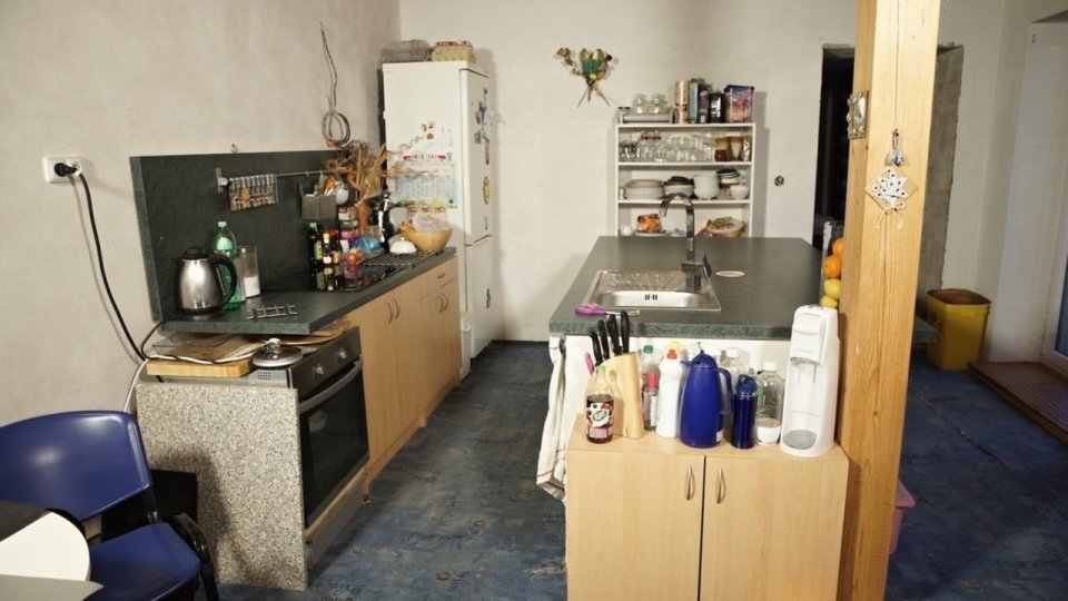 Bohužel má pořád jen nahrubo omítnuté zdi Bohužel má pořád jen nahrubo omítnuté zdi