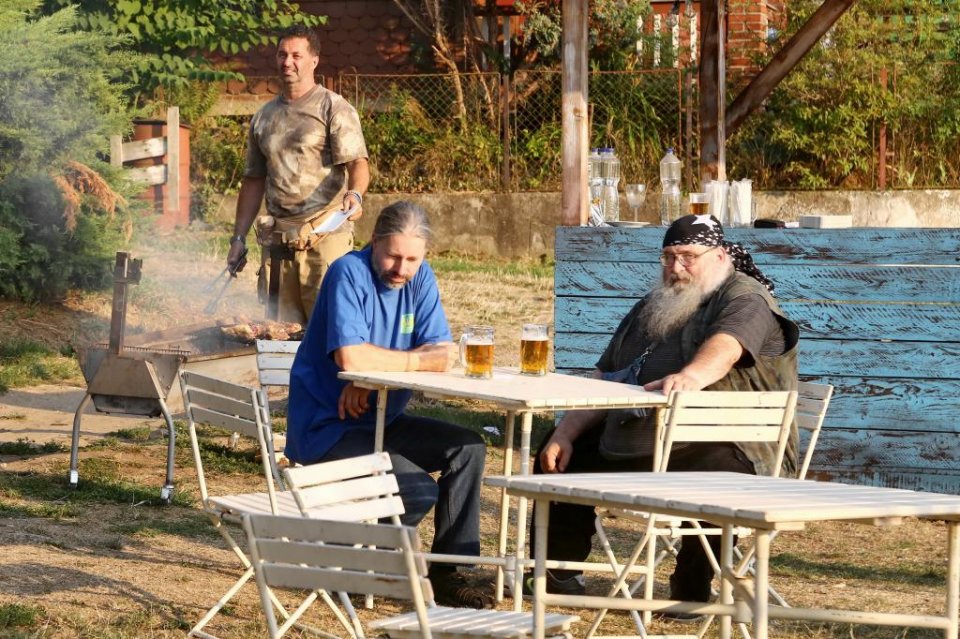 Hospoda má i venkovní posezení Hospoda má i venkovní posezení