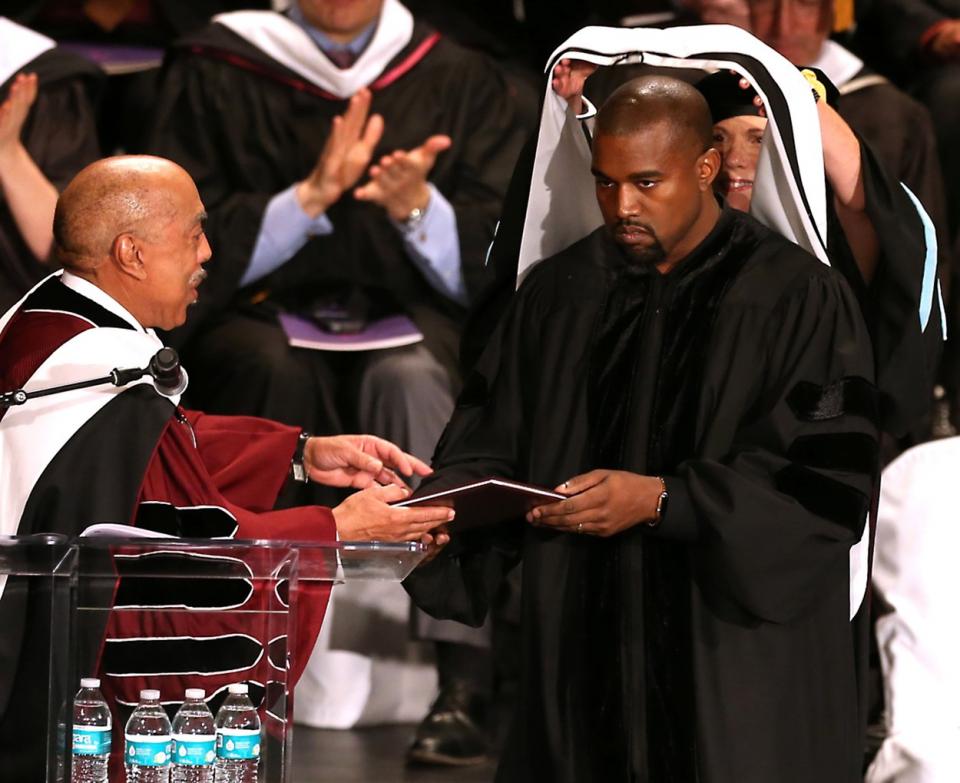Kanye West přebírá čestný doktorát, LOL! Kanye West přebírá čestný doktorát, LOL!
