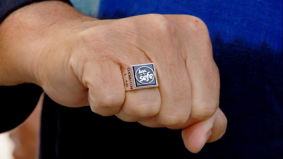 Překvapení. Šéf na závěr dostal prsten. A udělil hvězdu? Vyjde najevo, kdo si ho do Chomutova vlastně posval? Sledujte pondělní premiéru Ano, šéfe! VII. Překvapení. Šéf na závěr dostal prsten. A udělil hvězdu? Vyjde najevo, kdo si ho do Chomutova vlastně posval? Sledujte pondělní premiéru Ano, šéfe! VII.