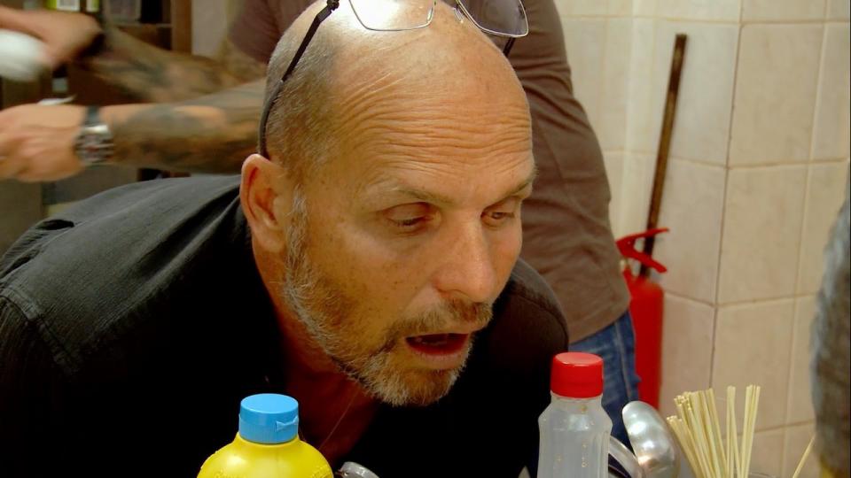 Nad kousky, které v místní kuchyni šéf spatří, mu spadne čelist. Doslova:-) Nad kousky, které v místní kuchyni šéf spatří, mu spadne čelist. Doslova:-)