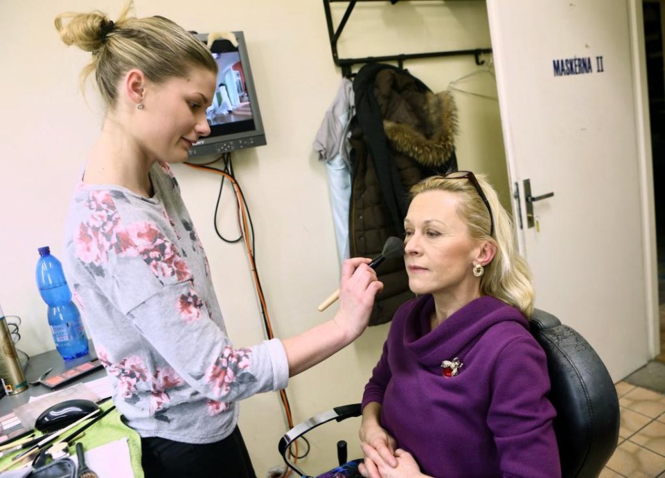 Příprava na natáčení obnáší i maskérnu Příprava na natáčení obnáší i maskérnu
