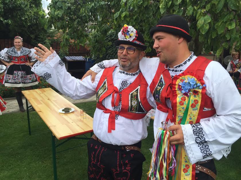 Podmínkou účasti na hodech v Pasohlávkách je kroj. Podmínkou účasti na hodech v Pasohlávkách je kroj.