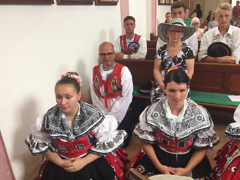 V místním kostelíku po boku paní místostarostky. V místním kostelíku po boku paní místostarostky.