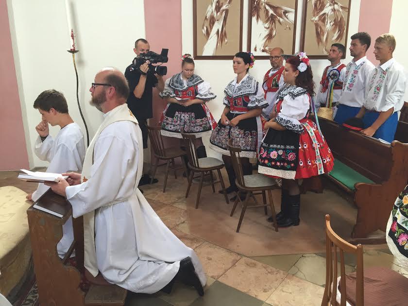 Šéf "musí" do kostela. Byl pozván na hody. Šéf "musí" do kostela. Byl pozván na hody.