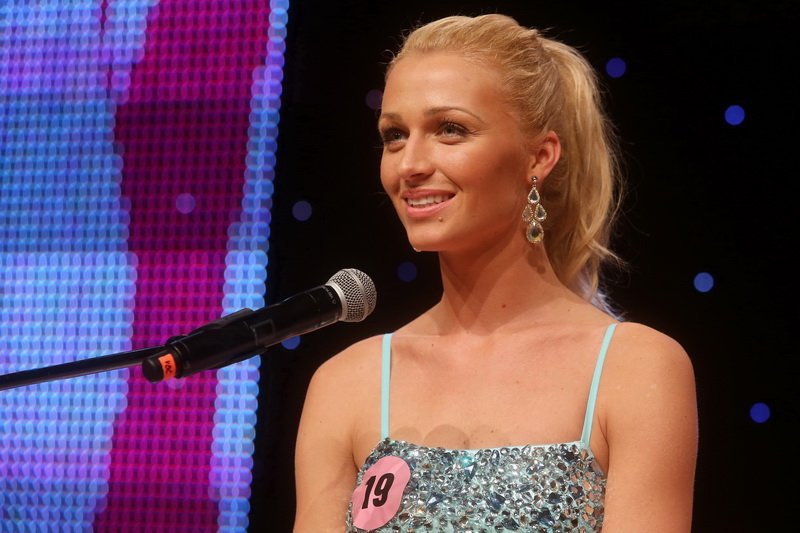Veronika Kašáková, 24 let, z Prahy (č. foto semifinále 19) Veronika absolvovala Střední pedagogickou školu v Mostě, obor předškolní a školní pedagogika Životní moto: Za každým mrakem vyjde sluníčko Veronika Kašáková, 24 let, z Prahy (č. foto semifinále 19) Veronika absolvovala Střední pedagogickou školu v Mostě, obor předškolní a školní pedagogika Životní moto: Za každým mrakem vyjde sluníčko