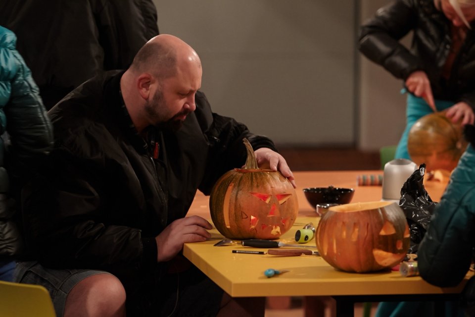 Jafar si vyřezává dýni na Halloween Jafar si vyřezává dýni na Halloween