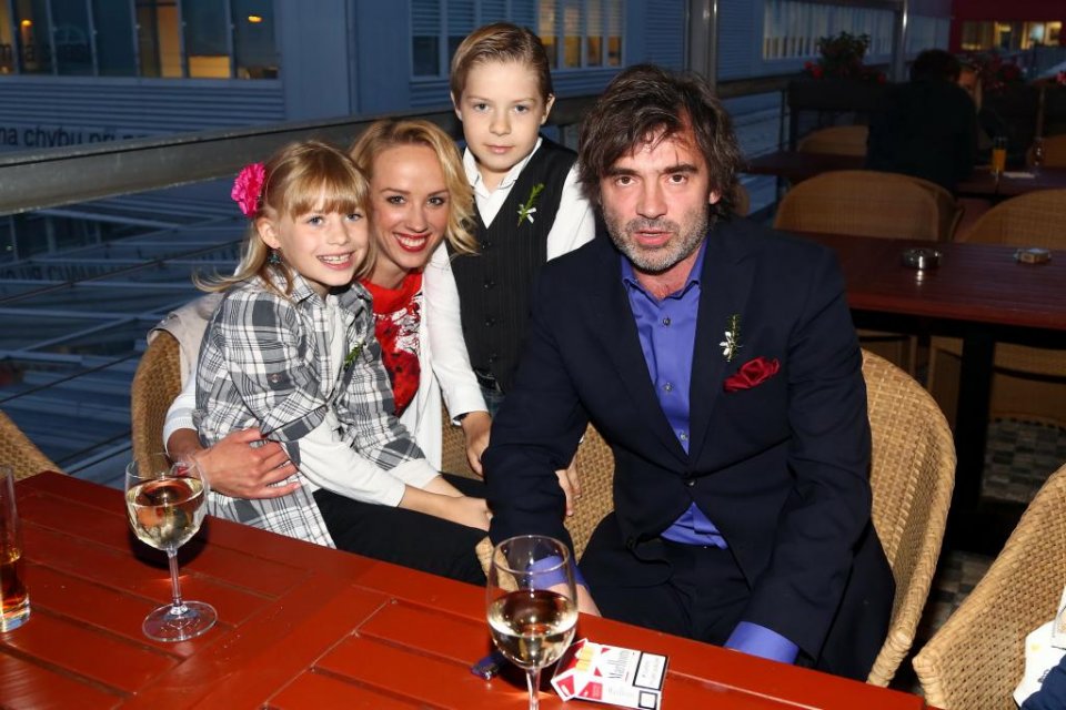 Pavel Řezníček a Petra Hřebíčková se svými seriálovými dětmi Pavel Řezníček a Petra Hřebíčková se svými seriálovými dětmi
