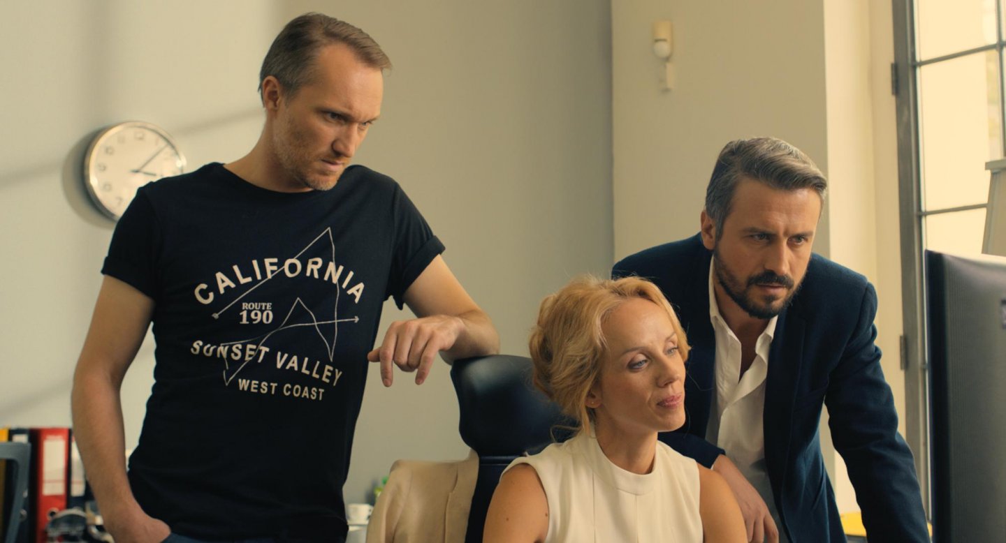 Záběry z filmu Příliš osobní známost. Záběry z filmu Příliš osobní známost.