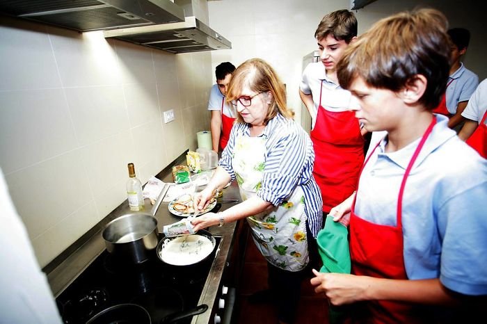 Chlapci se ve škole učí domácím pracím 7 Chlapci se ve škole učí domácím pracím 7