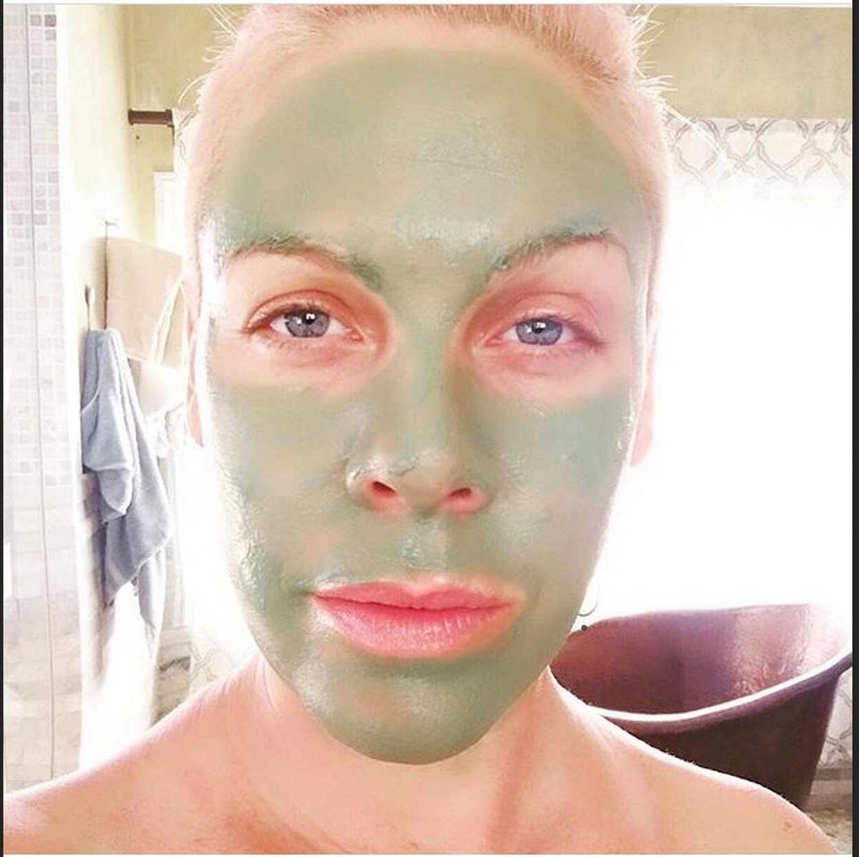 Je to Charlize Theron, nebo Pink? To druhé je správně! Je to Charlize Theron, nebo Pink? To druhé je správně!