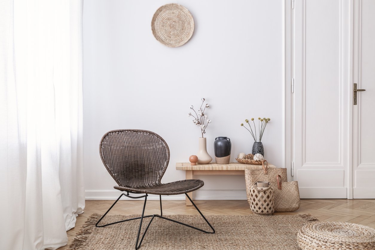 Nevyhýbejte se ani proutěnému nábytku. Minimalistické křeslo vypadá skvěle Nevyhýbejte se ani proutěnému nábytku. Minimalistické křeslo vypadá skvěle