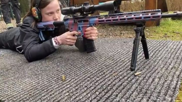Taky vám tato 31letá žena připomíná jistou 16letou aktivistku? Taky vám tato 31letá žena připomíná jistou 16letou aktivistku?