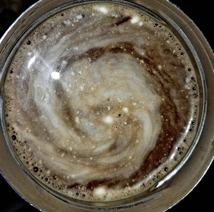 Kafe, které vypadá jako pohled do vesmíru. Kafe, které vypadá jako pohled do vesmíru.