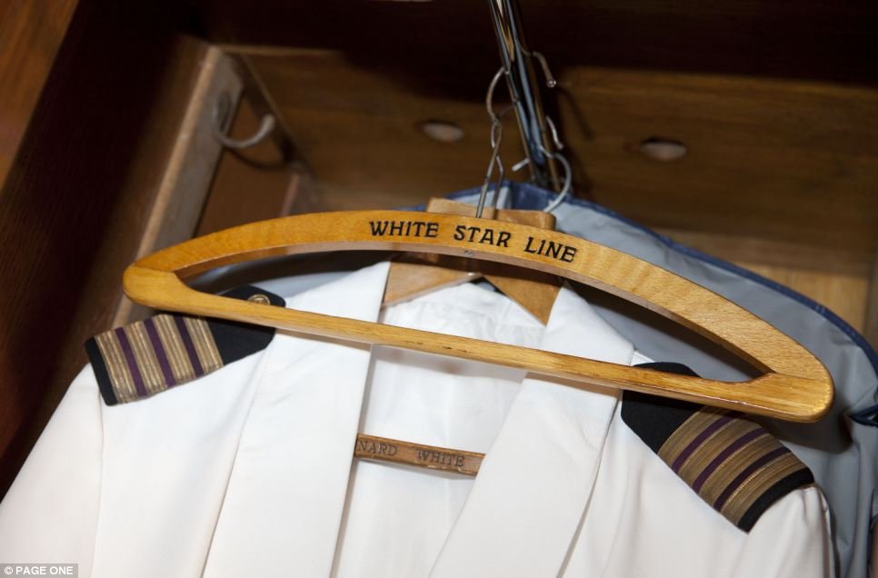 Ramínko loďařské společnosti White Star Line, jíž Olympic a Titanic patřily Ramínko loďařské společnosti White Star Line, jíž Olympic a Titanic patřily