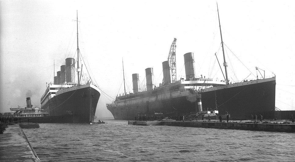 Sesterské lodě Olympic and Titanic v doku Thomson Graving Dock v Belfastu Sesterské lodě Olympic and Titanic v doku Thomson Graving Dock v Belfastu