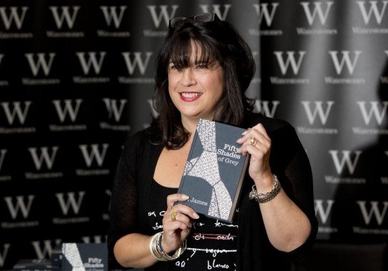 Dáma, která za to všechno může – autorka E. L. James, která se pro svůj porno román inspirovala dalším fenoménem - Twilight Dáma, která za to všechno může – autorka E. L. James, která se pro svůj porno román inspirovala dalším fenoménem - Twilight