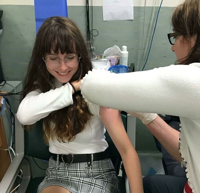 Dívka se nechala očkovat za zády svých rodičů, kteří jsou proti očkování Dívka se nechala očkovat za zády svých rodičů, kteří jsou proti očkování