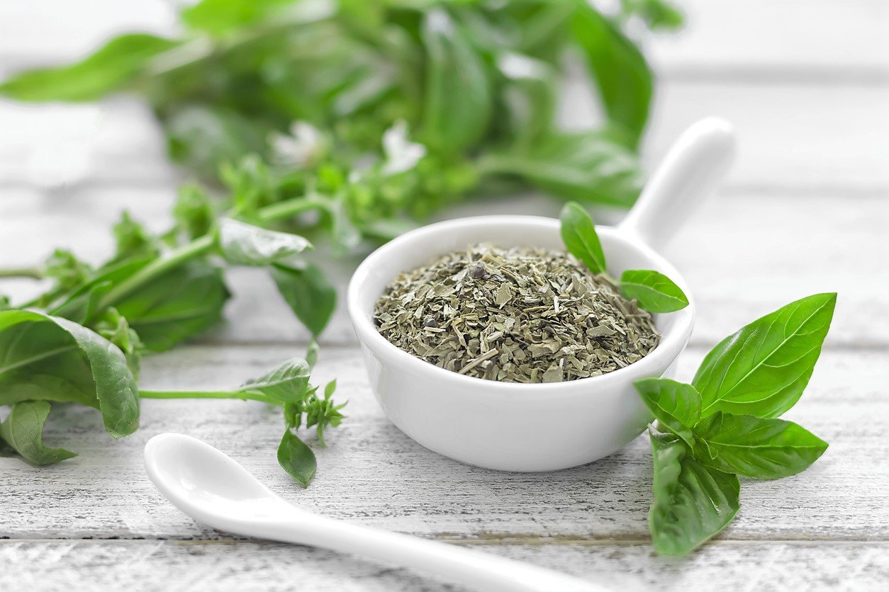 Byliny, které vládnou české kuchyni: bazalka má aromatickou vůni a silnou, peprně kořenitou chuť Byliny, které vládnou české kuchyni: bazalka má aromatickou vůni a silnou, peprně kořenitou chuť