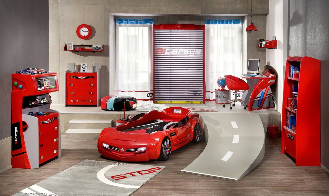Inspirace pro rodiče, jejichž chlapec zrovna prochází motoristickým obdobím. Všimněte si pohovky nebo skříňky á la tankovací stojan Inspirace pro rodiče, jejichž chlapec zrovna prochází motoristickým obdobím. Všimněte si pohovky nebo skříňky á la tankovací stojan