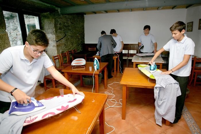 Chlapci se ve škole učí domácím pracím 6 Chlapci se ve škole učí domácím pracím 6