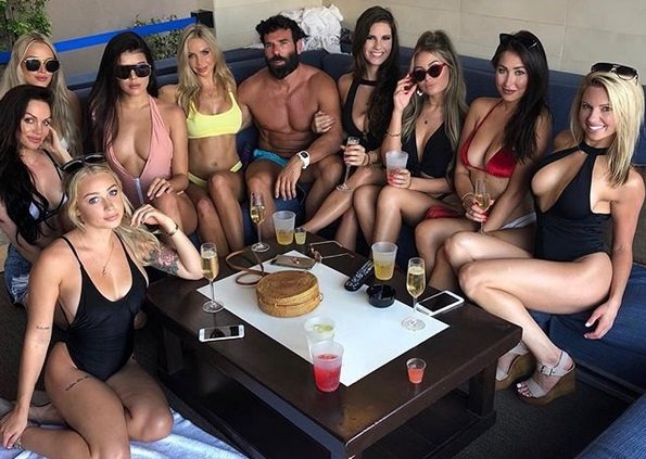Král Instagramu Dan Bilzerian. Král Instagramu Dan Bilzerian.