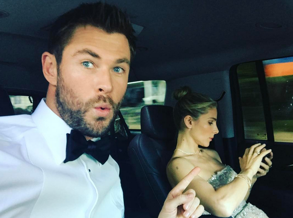 Chris má taky neuvěřitelně sexy ženu. Elsu Pataky můžete znát třeba z Rychle a zběsile jako Elenu. Chris má taky neuvěřitelně sexy ženu. Elsu Pataky můžete znát třeba z Rychle a zběsile jako Elenu.
