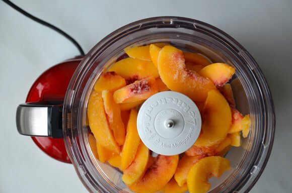 Broskve s ostatními ingrediencemi rozmixujte Broskve s ostatními ingrediencemi rozmixujte