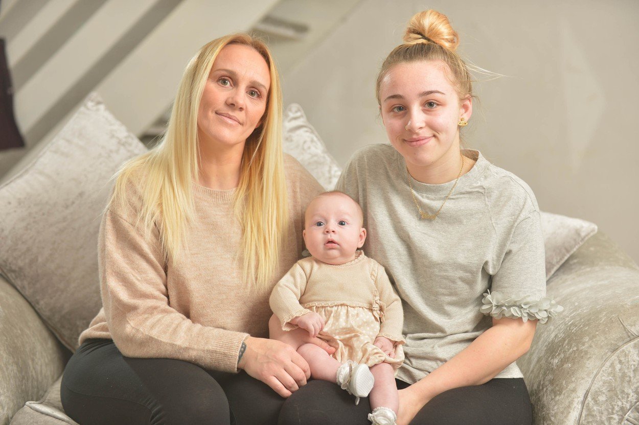 Dívka v umělém spánku porodila 1 Dívka v umělém spánku porodila 1