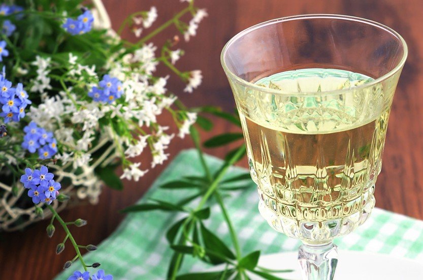 10 bylin proti podzimní depresi, únavě a stresu: mařinkové májové víno pomáhá proti úzkosti a nespavosti 10 bylin proti podzimní depresi, únavě a stresu: mařinkové májové víno pomáhá proti úzkosti a nespavosti