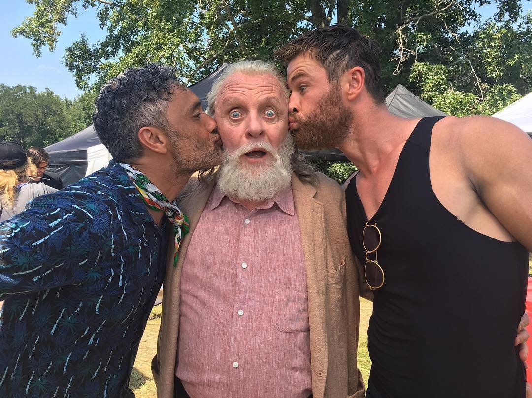 Chris Hemsworth se svým filmovým taťkou Anthony Hopkinsem a režisérem třetího Thora Taika Waititim Chris Hemsworth se svým filmovým taťkou Anthony Hopkinsem a režisérem třetího Thora Taika Waititim