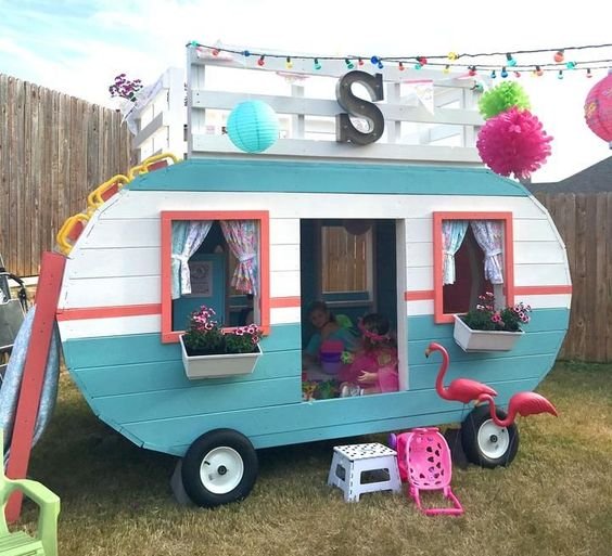 Hravý karavan. Hravý karavan.