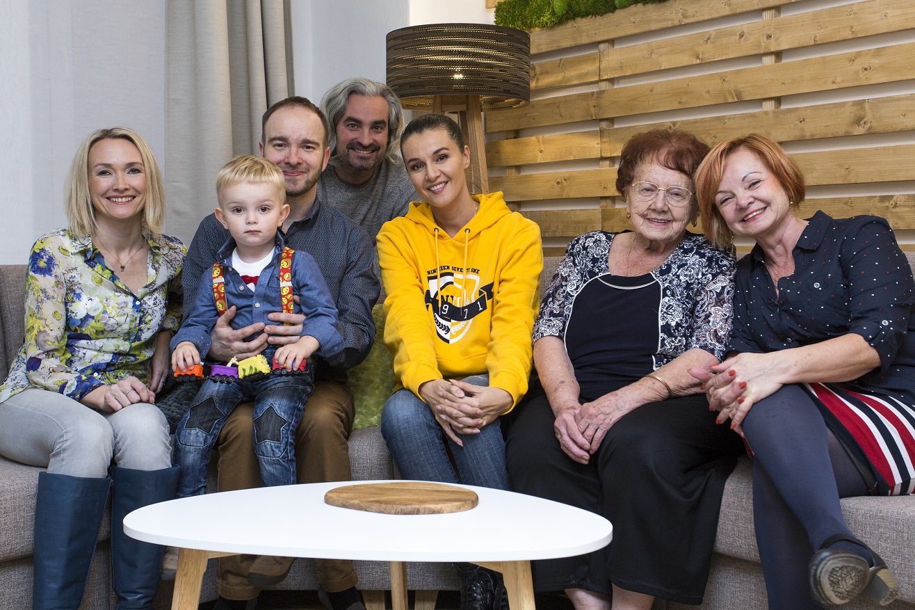 Tomáš Hlinka se synem, svou maminkou a babičkou a týmem Jak se staví sen Tomáš Hlinka se synem, svou maminkou a babičkou a týmem Jak se staví sen