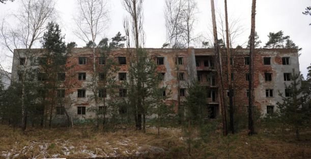 Architektura na vsi. Polorozpadlé statky mísící se s roubenkami s plastovými okny a budovatelskými minipaneláky? Vítejte na českém venkově! Architektura na vsi. Polorozpadlé statky mísící se s roubenkami s plastovými okny a budovatelskými minipaneláky? Vítejte na českém venkově!