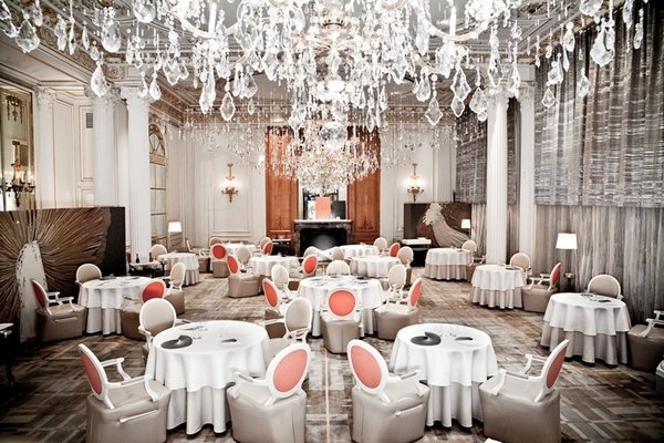Alain Ducasse v Paříži. Jestliže existuje mezi šéfkuchaři hvězda, tak je jí Alain Ducasse. Večeře jsou servírovány každý večer, obědy každé úterý a pátek. Jedná se o exkluzivní kuchyni té nejvyšší úrovně Alain Ducasse v Paříži. Jestliže existuje mezi šéfkuchaři hvězda, tak je jí Alain Ducasse. Večeře jsou servírovány každý večer, obědy každé úterý a pátek. Jedná se o exkluzivní kuchyni té nejvyšší úrovně