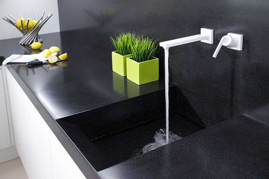 Linka je z umělého kamene corian Linka je z umělého kamene corian
