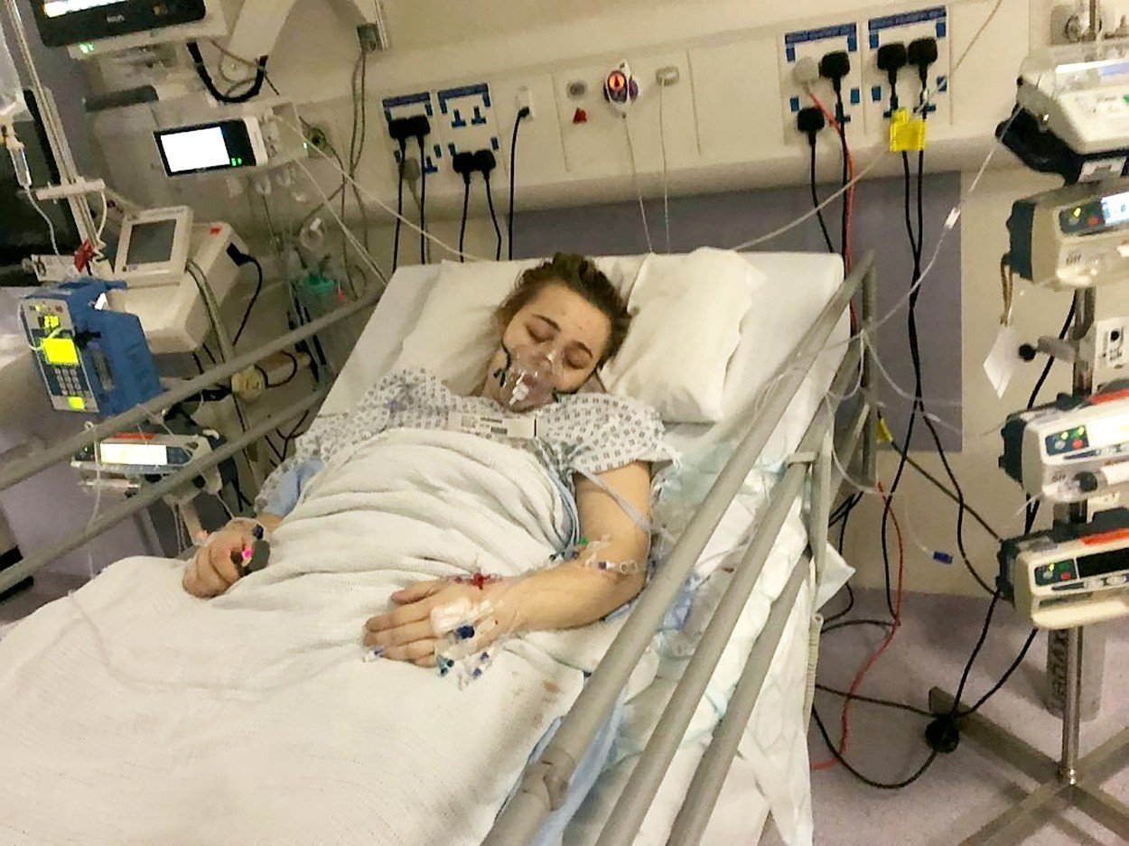 Dívka v umělém spánku porodila 4 Dívka v umělém spánku porodila 4