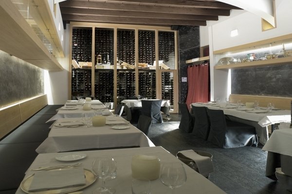Luxusní restaurace v hlavním městě Španělska El Amparo vlastní neobyčejnou sbírku dobrého vína z Pyrenejského poloostrova. Studený losos s rajčatovou dření a čokoládové sufflé musíte ochutnat! Luxusní restaurace v hlavním městě Španělska El Amparo vlastní neobyčejnou sbírku dobrého vína z Pyrenejského poloostrova. Studený losos s rajčatovou dření a čokoládové sufflé musíte ochutnat!