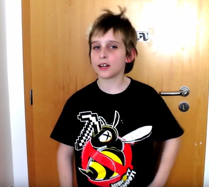 Proslul hlavně svými šílenými herními songy. Proslul hlavně svými šílenými herními songy.
