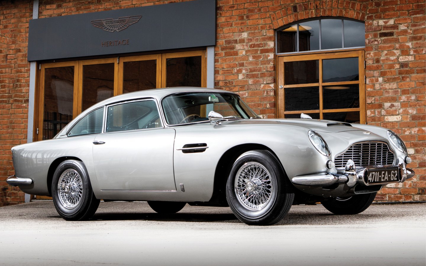 AUTO SNŮ: Aston Martin DB5 Goldfinger Continuation AUTO SNŮ: Aston Martin DB5 Goldfinger Continuation