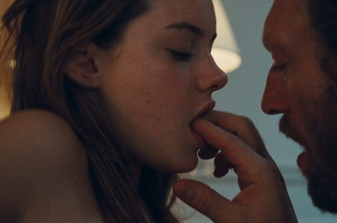 Camille Rowe ve filmu Náš den přijde Camille Rowe ve filmu Náš den přijde
