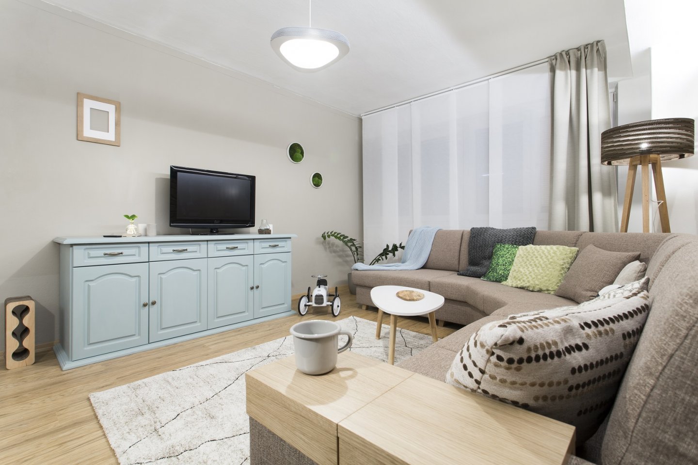 Dnes je pokoj světlejší, ale původní komodu designéři zachovali. Jen ji natřeli Dnes je pokoj světlejší, ale původní komodu designéři zachovali. Jen ji natřeli