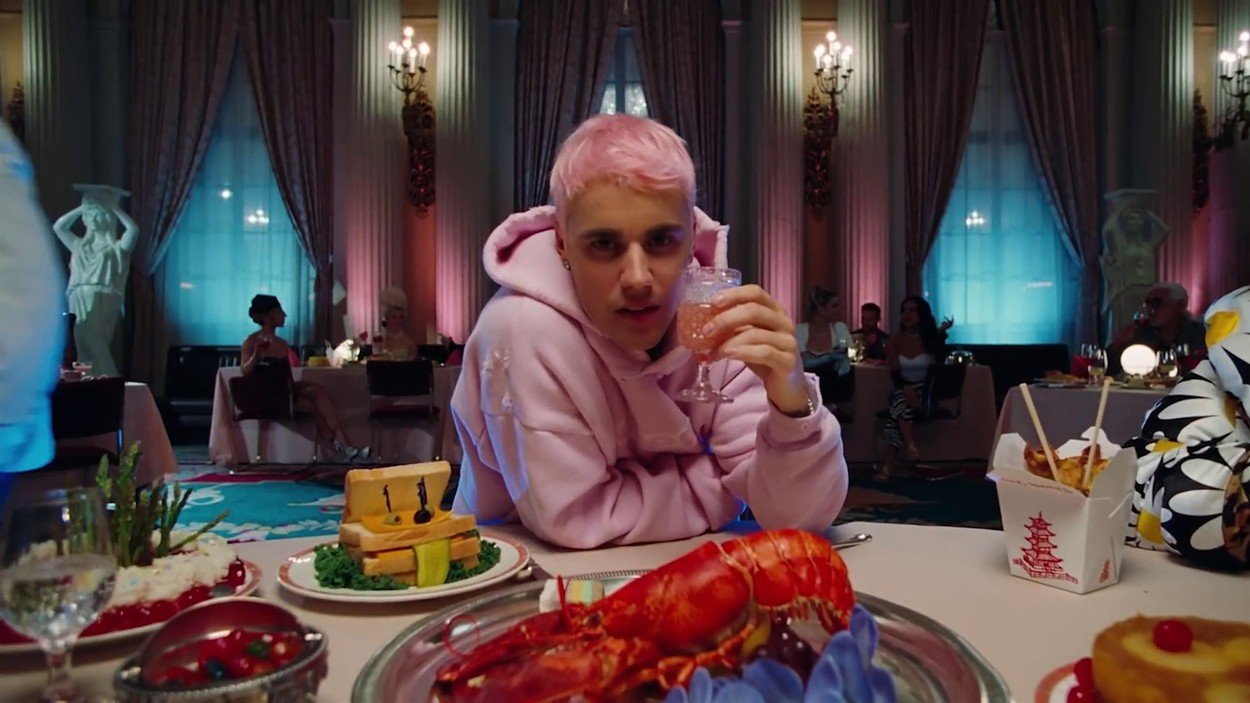 Justin Bieber ve videoklipu k písni Yummy. Justin Bieber ve videoklipu k písni Yummy.