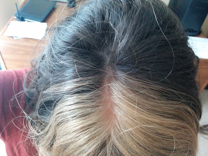 Žena má přirozeně blond i hnědé vlasy, perfektně oddělené Žena má přirozeně blond i hnědé vlasy, perfektně oddělené