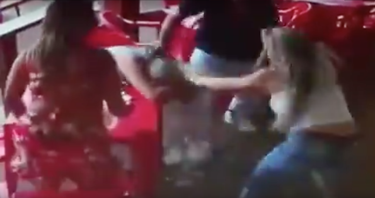 Rozzuřená žena narušila pohodu v kavárně. Rozzuřená žena narušila pohodu v kavárně.