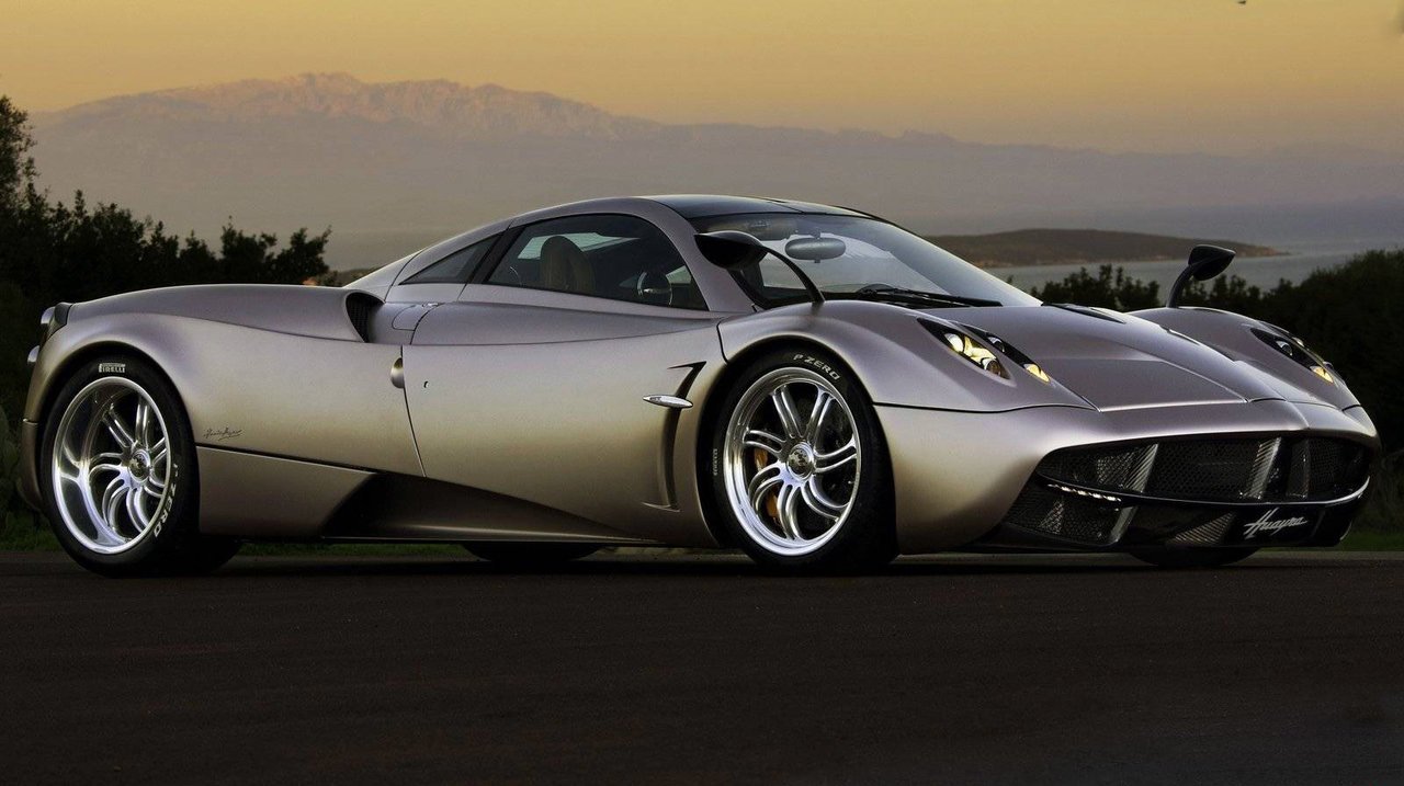 8. Pagani Huayra- 2-dveřový, 2-sedadlový supersportovní automobil s motorem bi-turbo Mercedes-AMG s výkonem 730 koní. Udávané zrychlení z 0-100 km / h je 3,3 sekundy s maximální rychlostí 370 km / h. 8. Pagani Huayra- 2-dveřový, 2-sedadlový supersportovní automobil s motorem bi-turbo Mercedes-AMG s výkonem 730 koní. Udávané zrychlení z 0-100 km / h je 3,3 sekundy s maximální rychlostí 370 km / h.