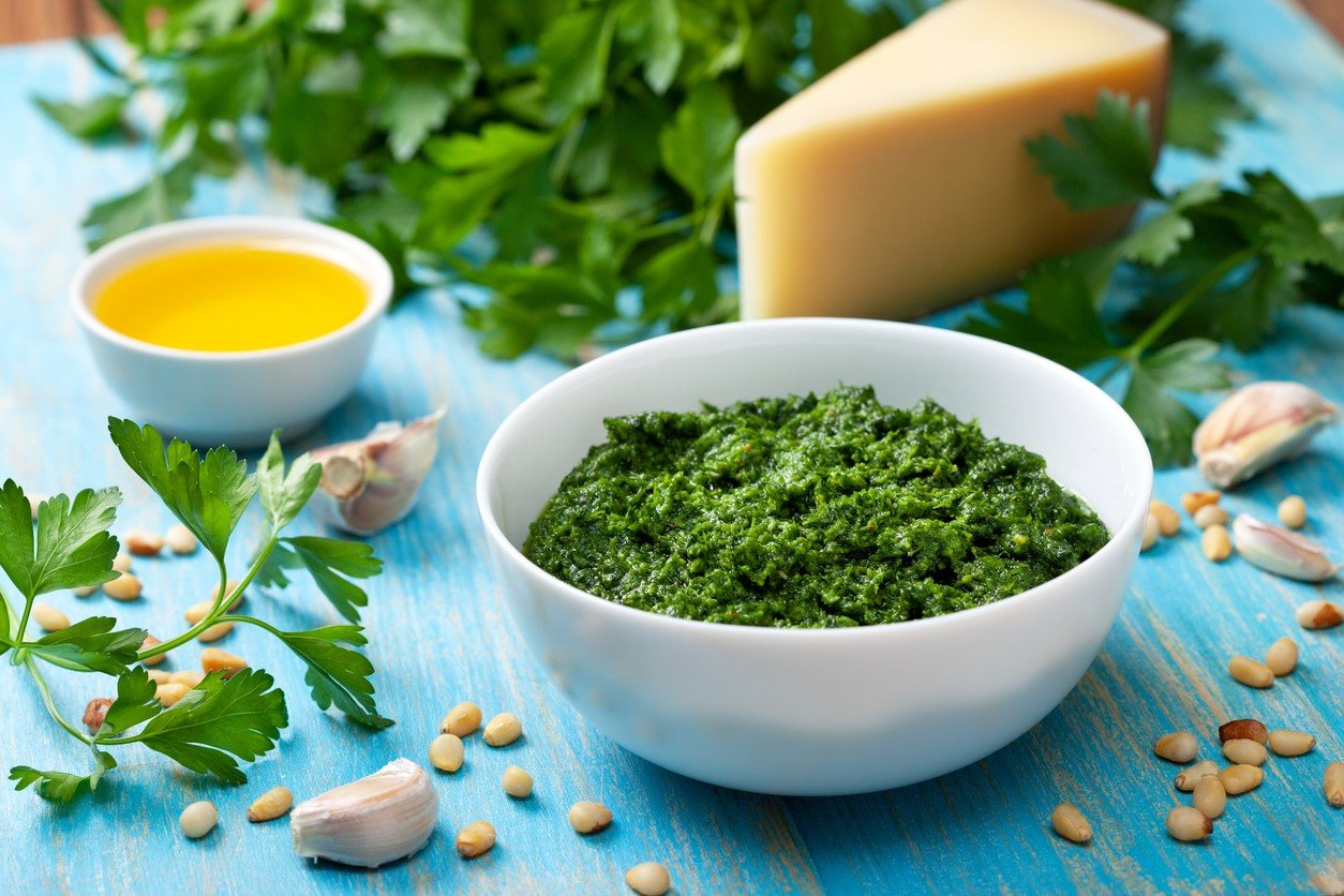 Byliny, které vládnou české kuchyni: z hladkolisté petrželky je skvělé je domácí pesto Byliny, které vládnou české kuchyni: z hladkolisté petrželky je skvělé je domácí pesto