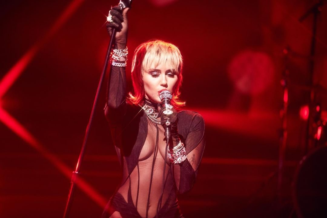 Zpěvačka Miley Cyrus se nahoty nebojí Zpěvačka Miley Cyrus se nahoty nebojí