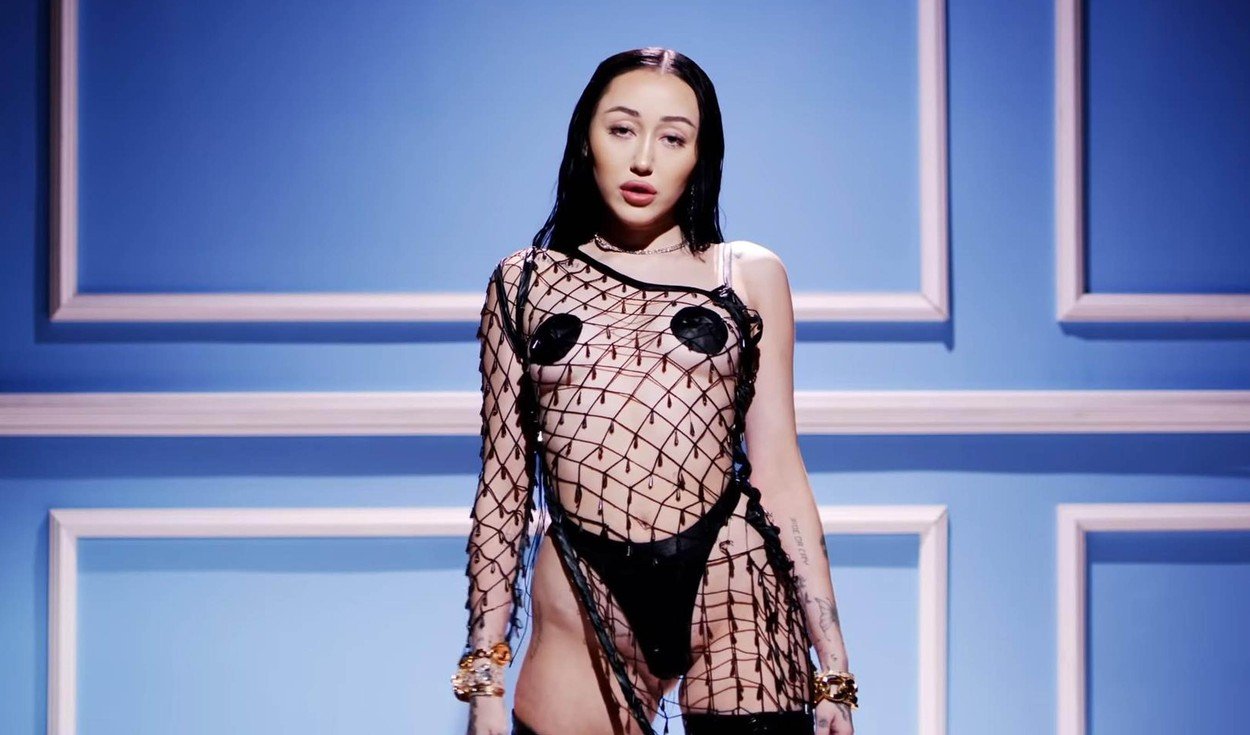 Noah Cyrus (21) Noah Cyrus (21)
