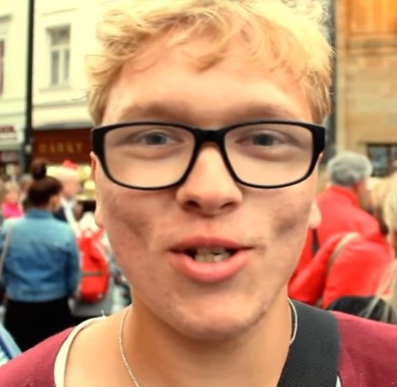 Kluk, co si přišel hrát s kamením. Kluk, co si přišel hrát s kamením.